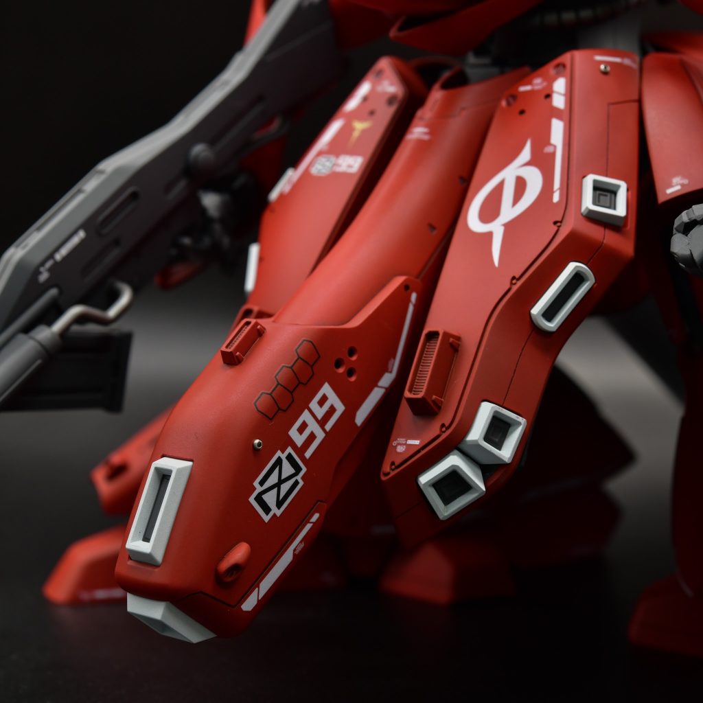 各所にメタルパーツを配置。社外品の水転写デカールを使っています。