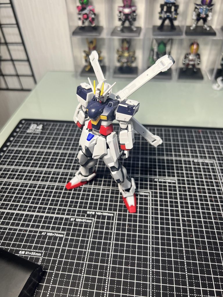 剥き出しの延長部分を目立たないようにするために、ストライクの腰パーツを分割して左右に接着!