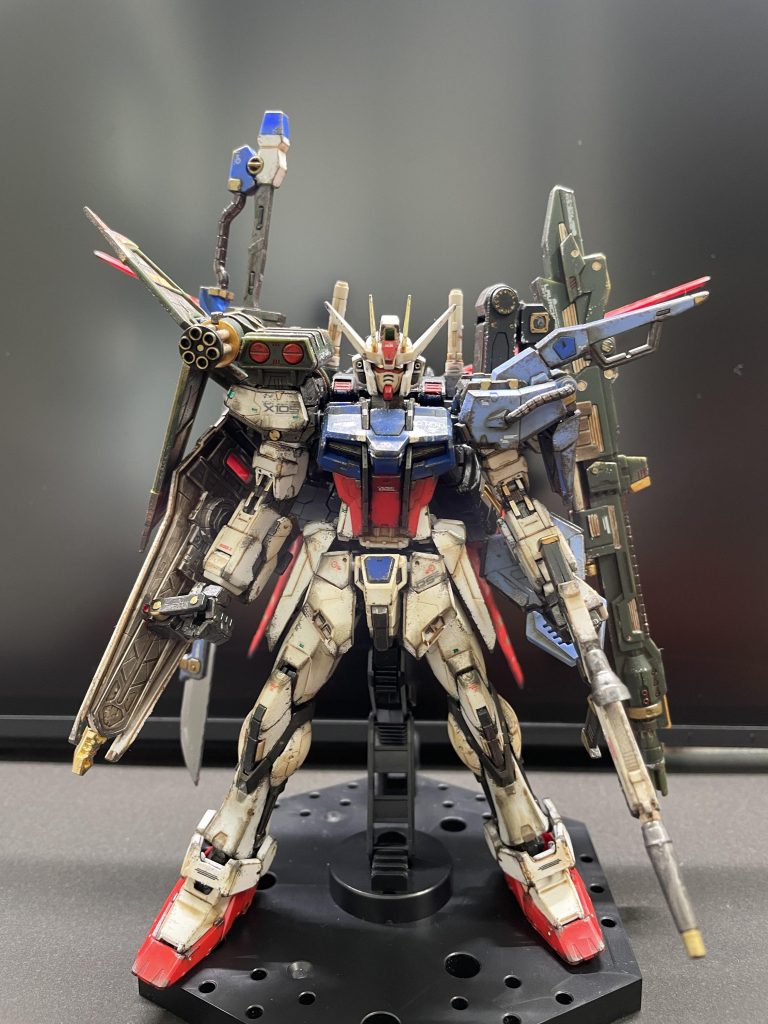 ソードストライクのシールドを装着したままにしたかったので、ライフルは左に持たせてます。ムウさんならきっと扱えるはず。