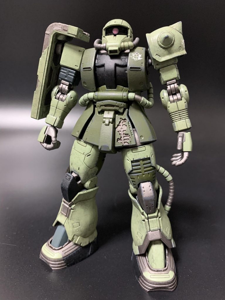 筆塗り全塗装で仕上げました。筆塗りというか正確にいうとスポンジ塗りなんですけれども。スポンジチッピングの要領で全身ポンポンして、整備が行き届いてない使い込んだ感じを表現しました。実物はいい感じに塗りムラがあるんですが、写真で見るとベタ塗りっぽく見えてしまいますね。