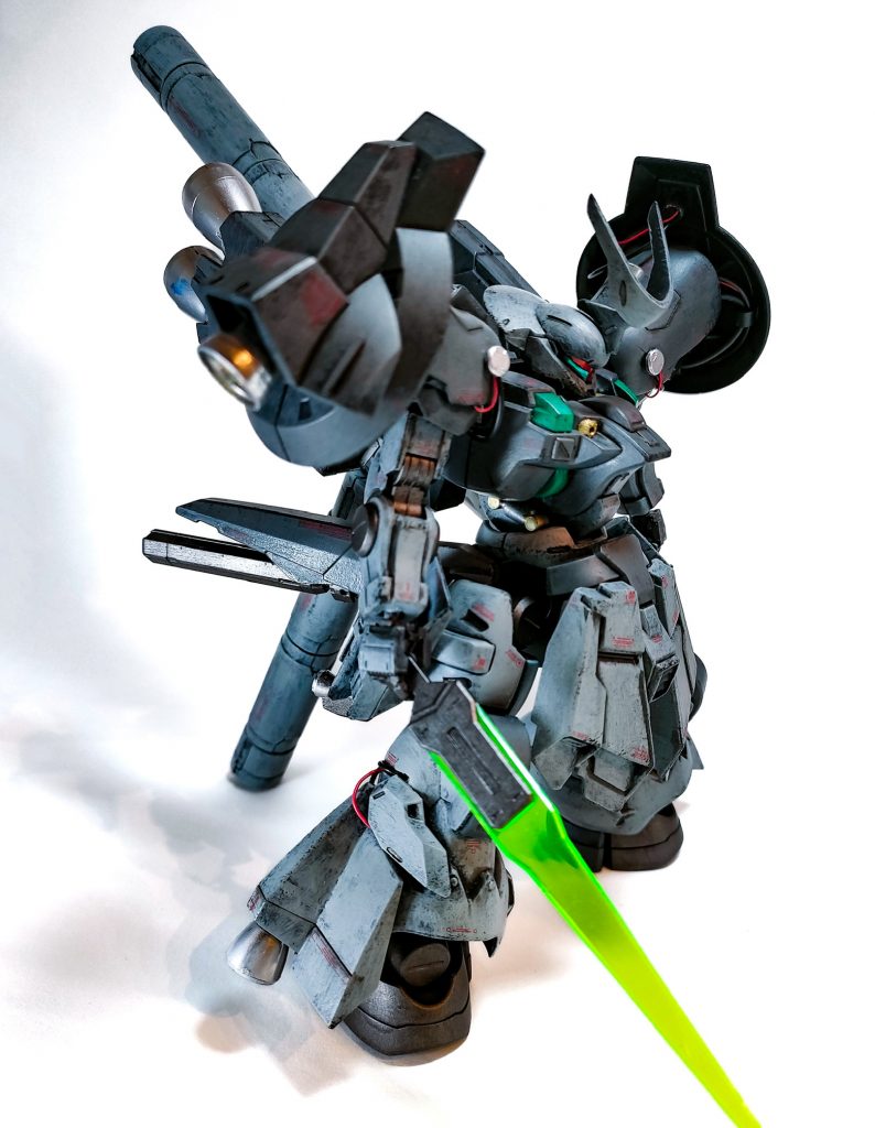 頭部形状のせいかオーラバトラーに見えなくもない。