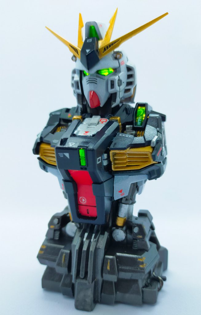 外装パーツの台座を足して電池ケースを入れています