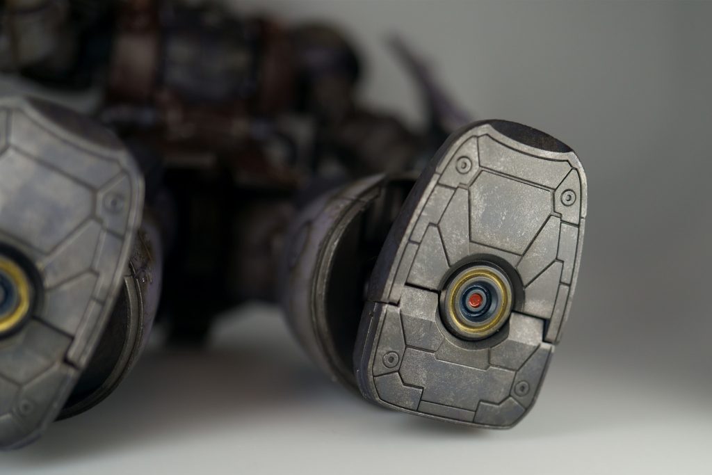 マッキーシルバー塗ったあとに、リアルタッチのワインドレッドとなんとかブルー 「お手軽=深く考えない」で、挑戦した安易な作品だけど、素組み+墨入れ(シャーペン)程度で満足していたこれまでのガンプラより、MSらしく、またリアル感も生まれて、扉がひとつ開いた気分になった作品。失敗してもいいやと、選んだヴァッフ。ゴメンよ。塗装は「シンナー臭対策が整えられる人たちの世界」だと思ってた。それをブチ壊したのが、らいだ~Joeさん。ブースは持てなくても家族と共存共栄ができる塗装とウェザリングの世界。真の汚しは難しいし、折角完成したプラモを汚して失敗したら嫌だ病は完治してないけど。「失敗してもいいのだよ」を唱えつつ、やっていこうと思います。(素組みの)みんな、こっち(汚師)においでよ