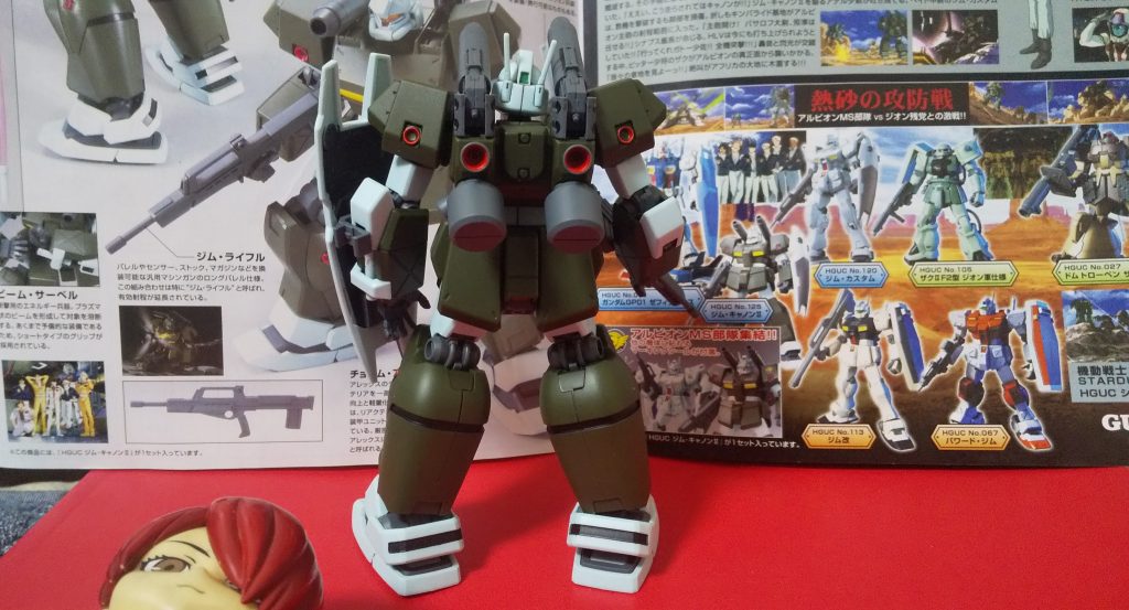 :後方だ。色分けされてない部分は、両肩前後の○(赤)と溝内、各バーニア内部(赤)、両脛のへ型の溝内(黒)、両足の後ろ(黒)、両足の裏面(○に赤○の内側に黒○外側周りにグレー)、シールドの裏面(グレー)、両脛の○と溝内(○に赤溝内に黒)だ。