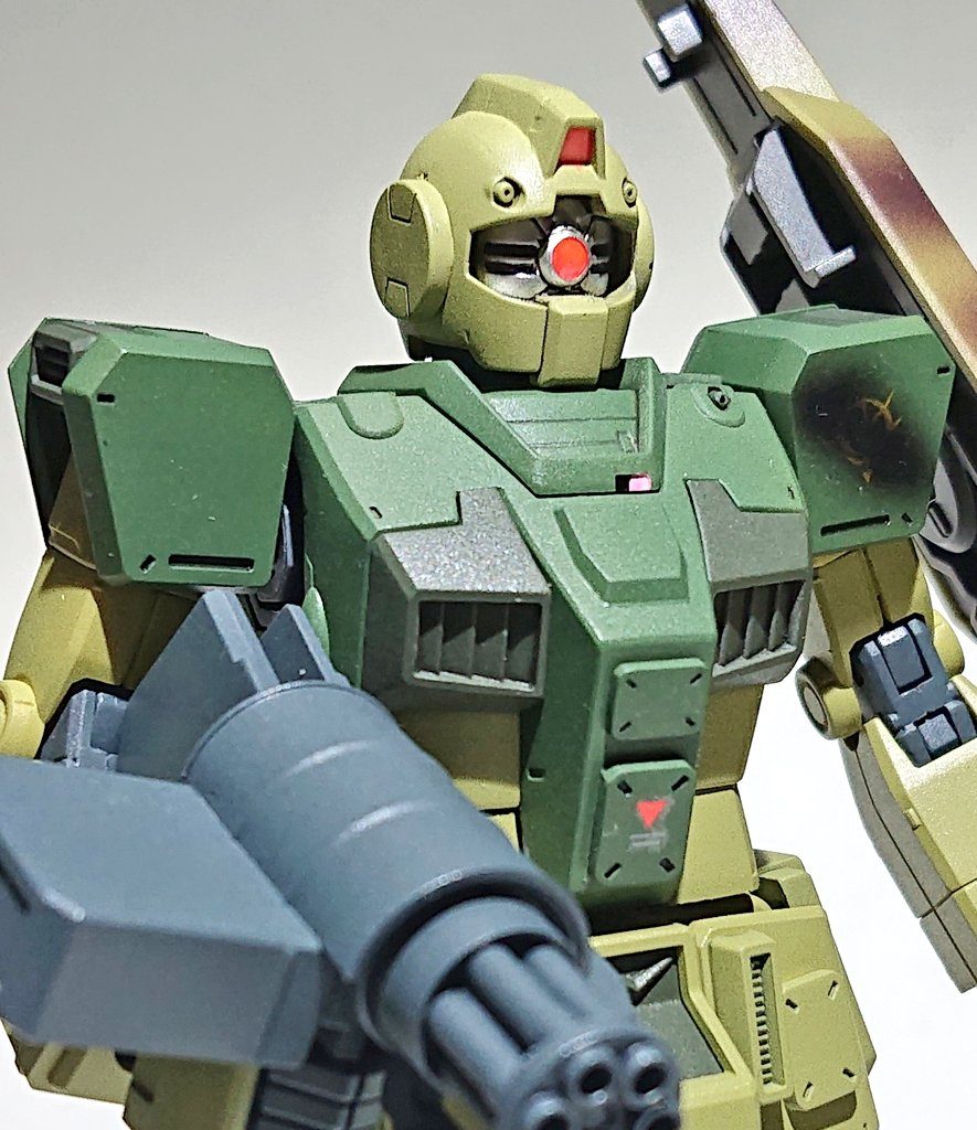 ジオンカラーっぽいのは鹵獲された機体を更に鹵獲してきた特殊作戦用なので､バイザー内にはモノアイがそのまま使ってるみたいな感じです～