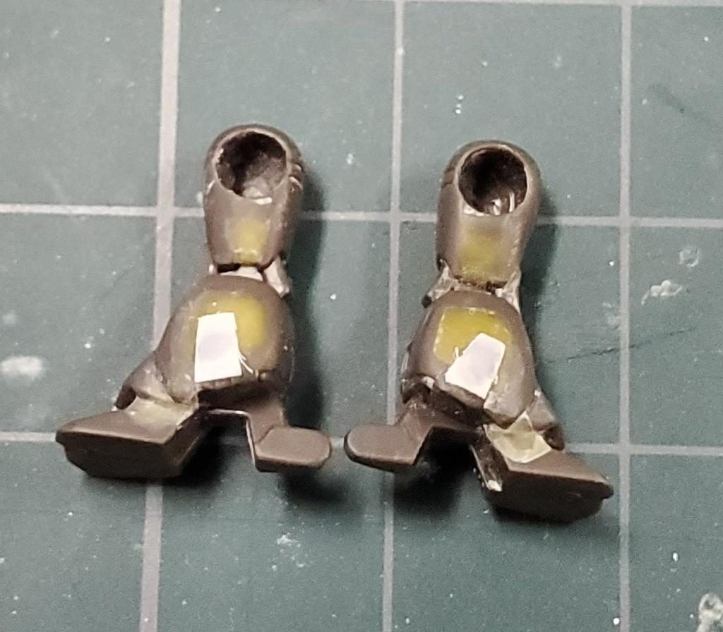 脚部の内側の肉抜きを埋めたら凸ディテールも埋まってしまったので、プラ板で新造しました。