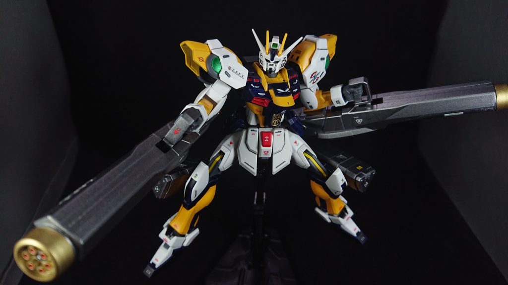 今回のおすすめポイントは“機体カラー”と“左肩のザフトのマーク”です成型色のホワイトとダークブルーのおかげでキャメルイエローがうるさ過ぎず、全体的に引き締まりヒロイック感が感じられます左肩のザフトのマークは、デカールのサイズも貼った場所も個人的に100点満点で、すごく気に入っていますでは、最後までご覧いただきありがとうございました