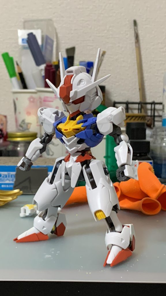 全体のスタイルが決まり始めた頃。今回は頭以外に肩と二の腕をSDから拝借。頭が大きいと肩幅は欲しくなりがちです