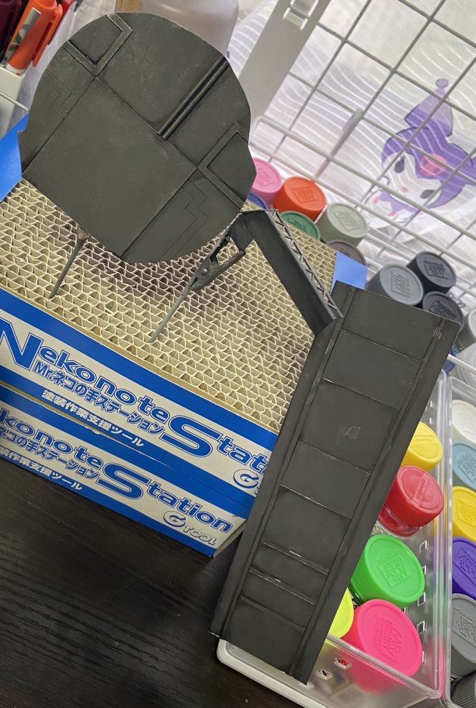 工程飛んだけど塗装やドライブラシや色々してクリア吹きました。背面は大変な事になってるから後ろから見ないでね❤️ここまで見てくれてありがとうございました。初めてのチャレンジでしたが格納庫作り楽しかったですね!ちゃんと測ってプラ板切ればもっと楽そう!またチャレンジします。