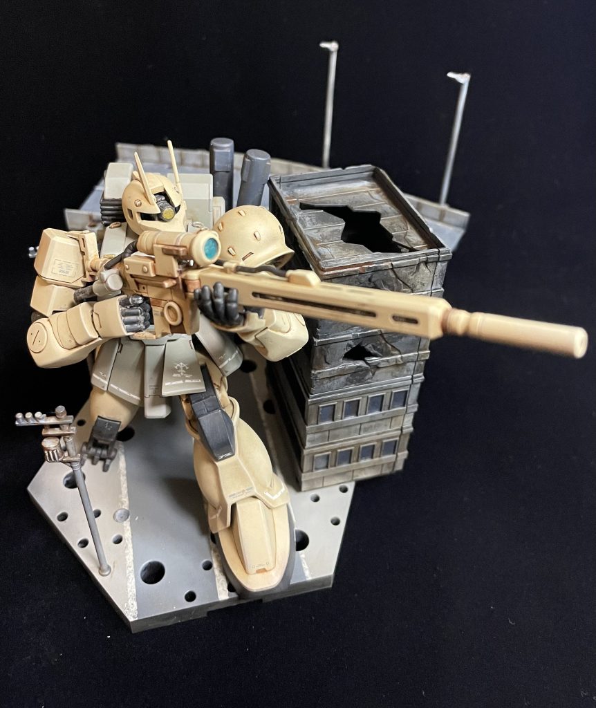 廃ビルの影から狙う様なイメージでポージングしてみました。スナイパーって実際は脇を締めて固定するため思ったよりも地味なポーズになってしまった為腕の傾き等意識してます。ベースと違和感がなくなる様にウェザリングの塗料は同じ色を使って重ねてます。