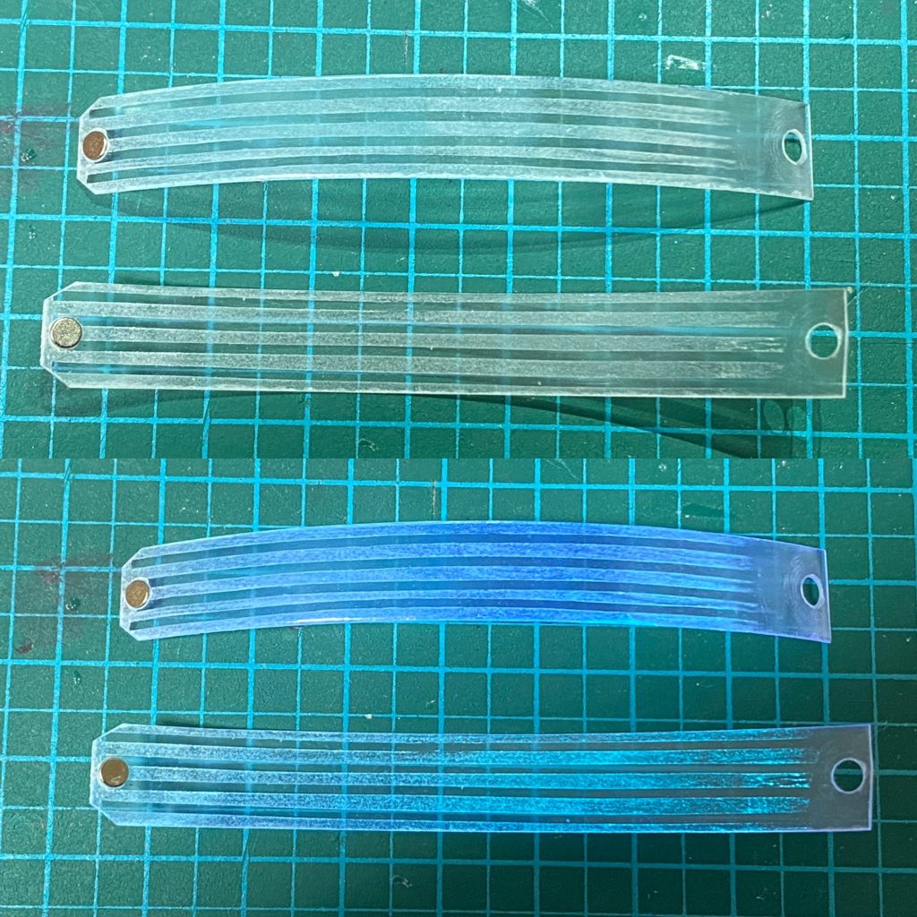 ガンビットエフェクトは0.4mm透明プラ板の内面を棒に擦り付けてカーブさせました。摩擦熱なんですかね？原理はよく分かってなかったり…ヘアアイロンで曲げる予定でしたが薄すぎてグニャグニャになってしまい、難しかったです😂内面に川の字にマスクし、蓄光粉末剤を溶剤で溶いて筆塗り、表面は蛍光ブルーをエアブラシで。粉末が粒子状の薄いブルーに光ることを期待したのですが、蛍光ブルーの方が強くて思っていたような面白い光り方にはなりませんでした。