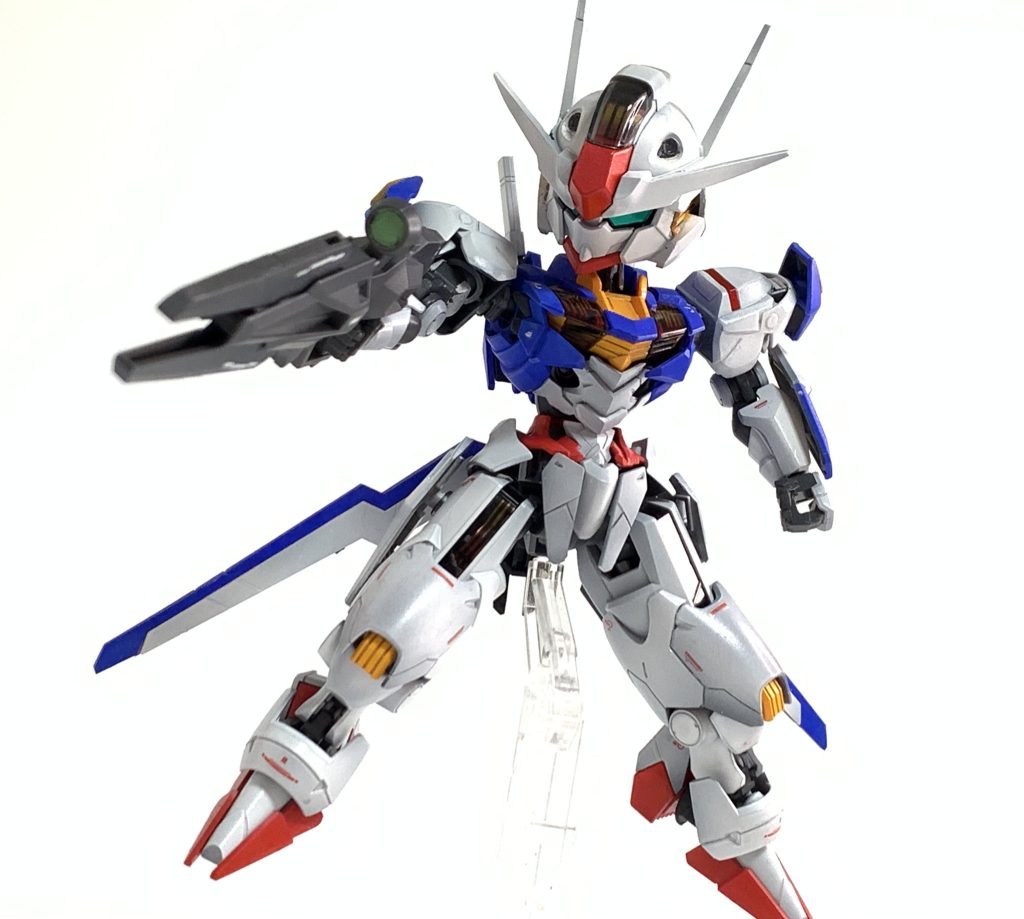 脚は関節をオミットしてますが足首が動き、腕は生きてるのでそれなりに動きます。もちろんシールドは分離して形態変化も可能です