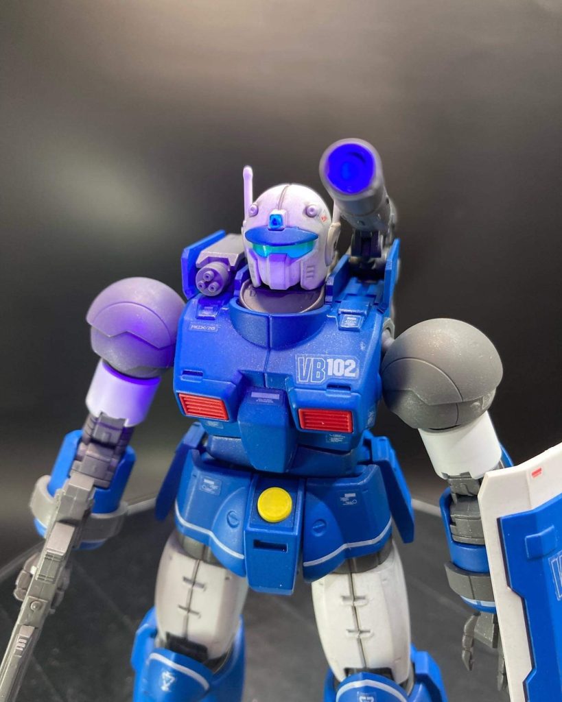 メインカメラと砲身とバーニアはブラックライトで発光します。