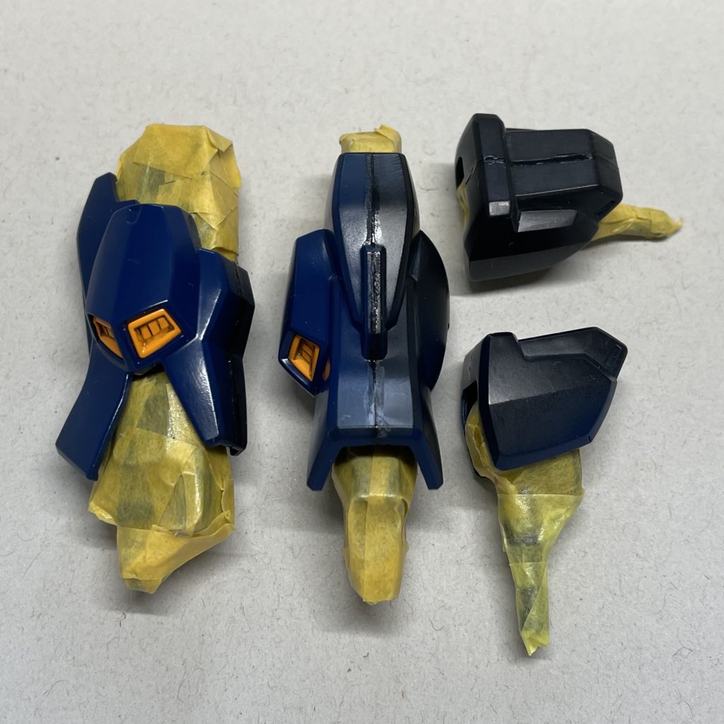 はさみこみ接着、塗装 肩とスネは接着面が目立ち、分割箇所を変更して対応するのも難しそうだったので、関節部分や合わせ目にかからない部分を塗装してから接着、整面し、青に塗装しない部分をマスキングしてから塗装しました。黄色いパーツと隣接するブロックもマスキングしてから塗装しています。