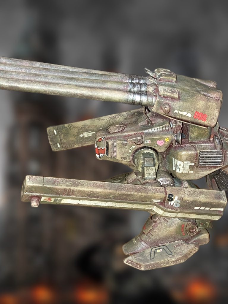 今年一年も、癖の強い機体にお付き合い頂きありがとうごさいました。今年最後の作品は...かなりガンプラの部品の助けを借りて完成した、マクロスFのケーニッヒモンスターです。超合金変形のキットは出てますが、プラモでミキシングした物となります。