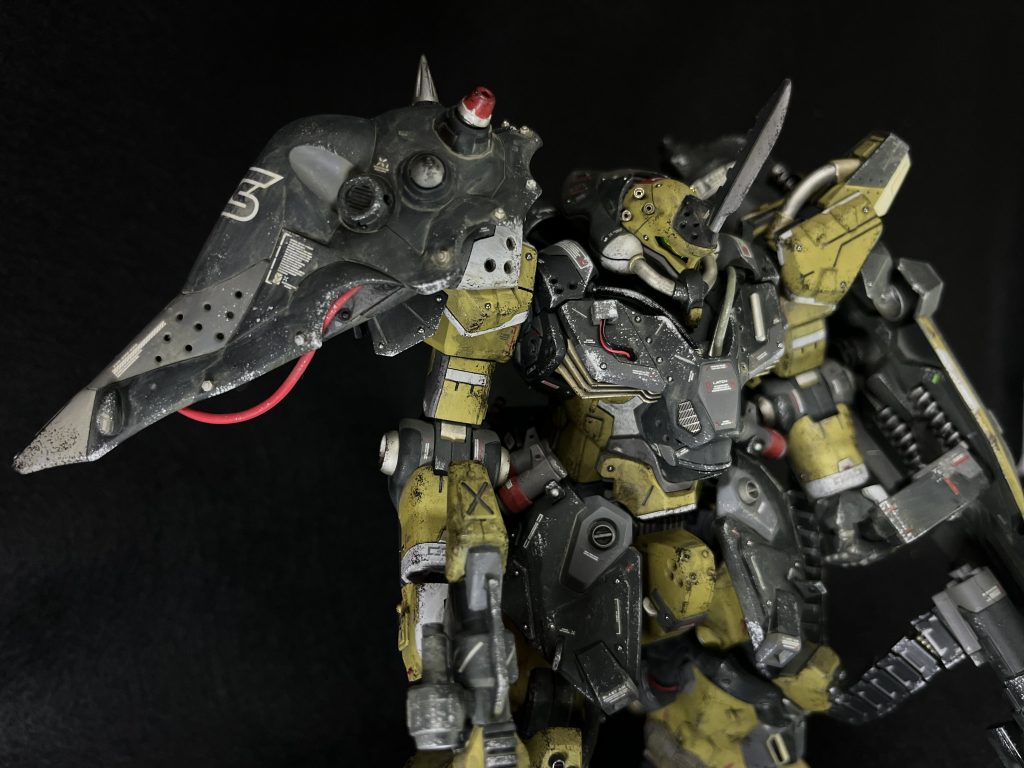 ミリタリーとはあんまり関係ないけど①右肩は四角いスパイクが好きになれなかったのでSDクシャトリヤからパーツをもらってきて公式のスパイクをたくさんくっつけました。知ってる人も沢山いると思うので正直に言いますが、noneチャンネルでSDクシャのパーツよく使われてますよね。メッサーはMGサイズの機体なのでここしかない!とパク…参考にさせていただきました。