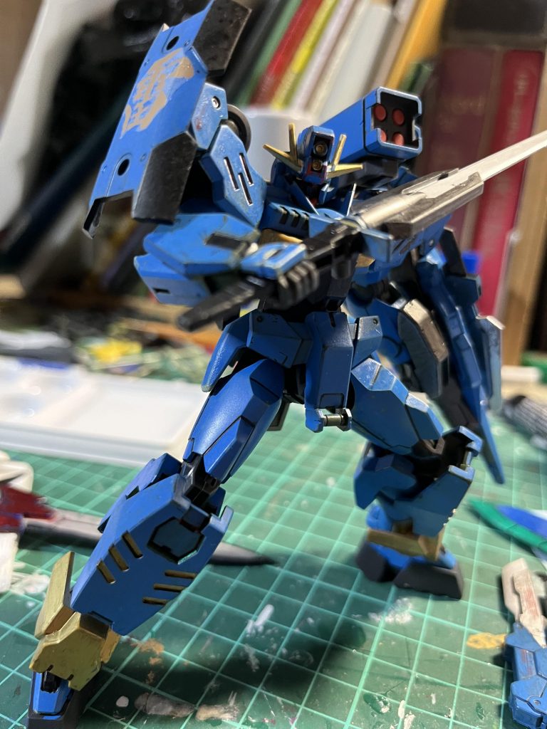 コマンドソード本機の近接用実体剣。ビームをも切り裂く硬度を持ちマシンガンや遠距離武器が無くなった際に絶大な威力を発揮するオールラウンダーな、タクマにとってはこれだけでも全てを圧倒できる。