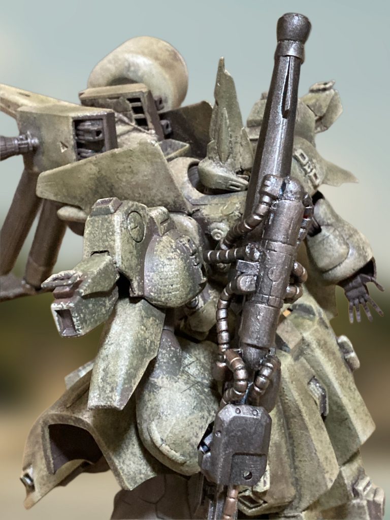 塗装は手間かけました。下塗り→スポンジタップ（カーキドラブ）→スポンジタップ（ベージュ）→スポンジタップ（デッキタン）→ウェザリング（オイル）→ウェザリング（グリーン）→ウェザリング（イエロー）まで重ねるとこんな質感になります。