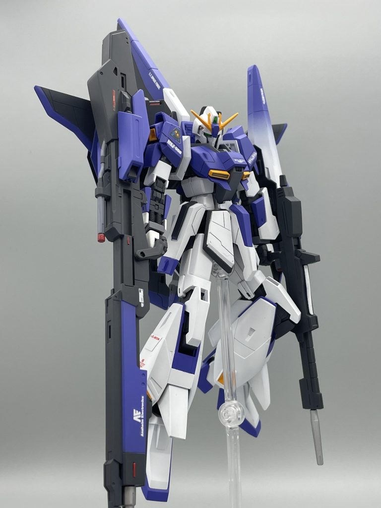 全体的にスジボリ追加、首、胴を延長しましたが首はもう少し足してもよかったかも😅色はまんま以前作ったhiνガンダムの紫をつかいました👌ハイパーメガランチャーは持ち手を自作しました🙈シールドはカッコいいZあったのでまんま真似してグラデーションしました🙏🙇♂️