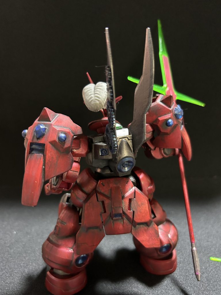 続いて後ろ姿です。自軍の危機に指揮をあげる為味方を鼓舞しに戦場のど真ん中に現れ背中で語るイメージでポージングつけをしました。