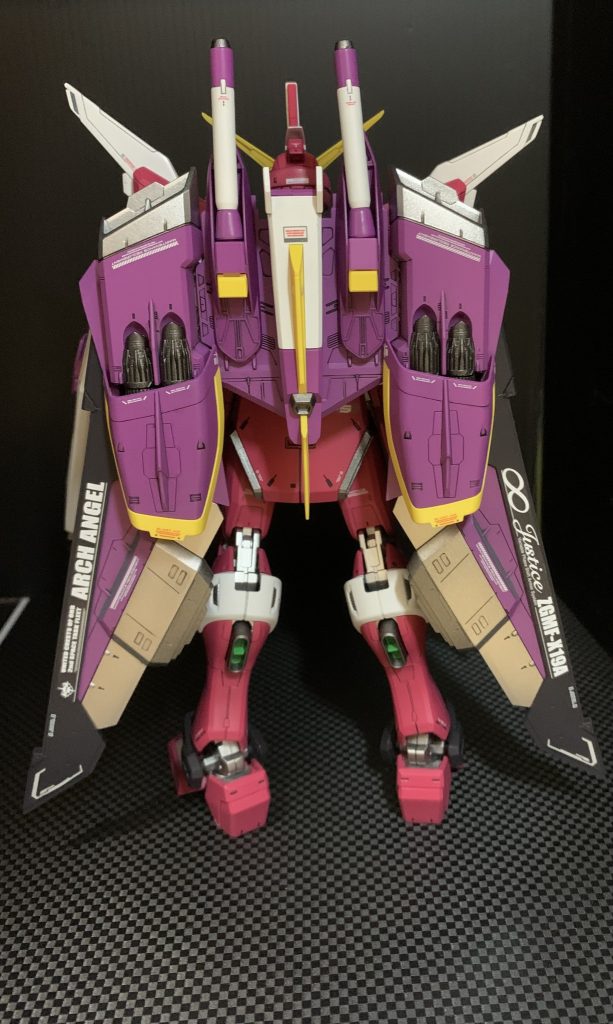 キットの指定は赤よりでしたが、こちらの方が個人的には好みの配色です。モールドが細かい…