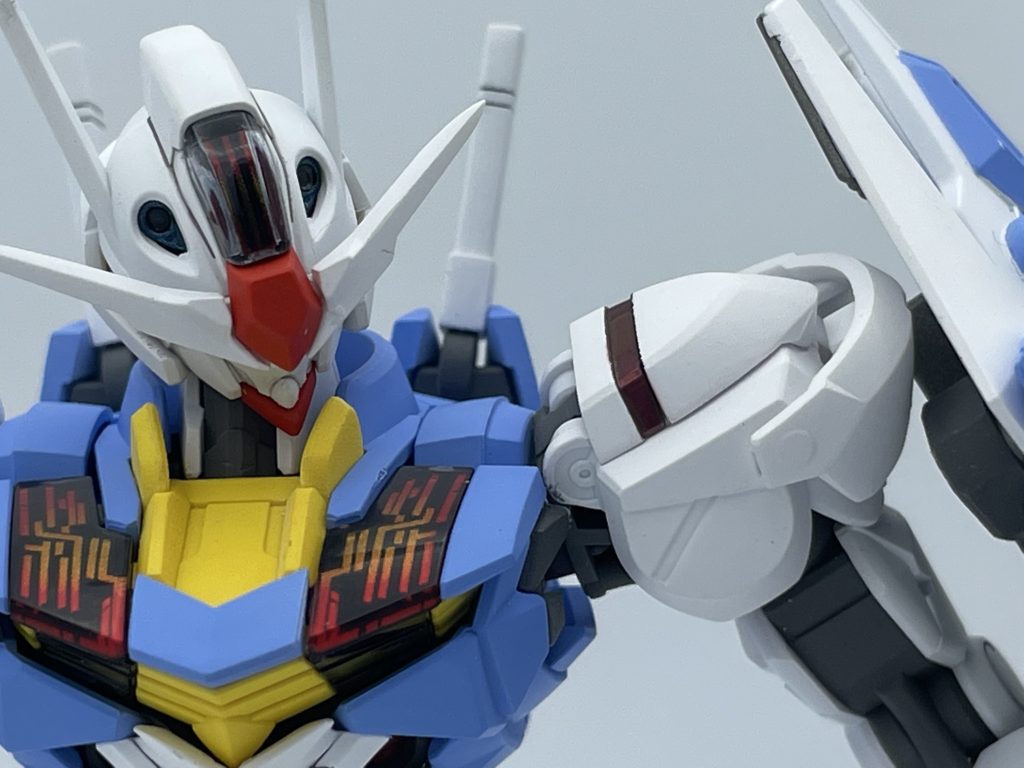 肩のホイルシールを貼るラインはボーンペイントのメッキ塗装→カラークリア(赤)。吹きつけを焦って失敗。くすみました。