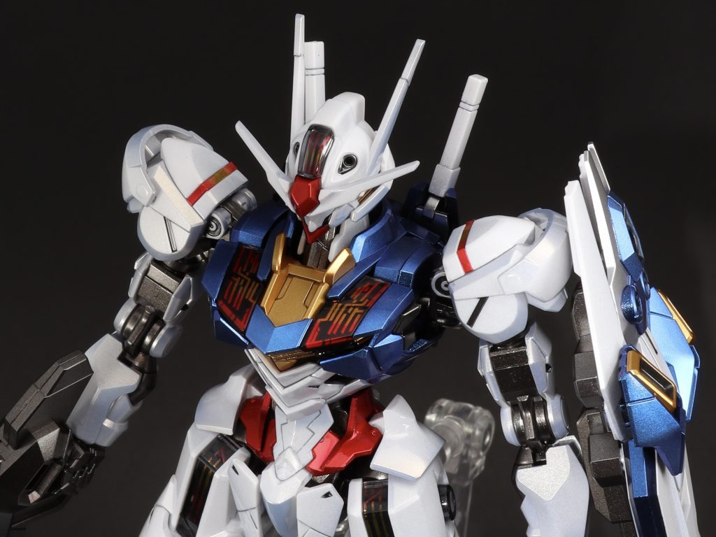 今回は短時間で仕上げる方法の検討というテーマで進めてみました。ホワイト部分はプラの上に部分的にシルバー→全体にクリアホワイトという流れで、サーフェイサーどころか通常のホワイトも使っていません。ですが、シルバーのグラデーションが良い感じに下地になったようで、それがクリアホワイトから透ける事で最終的にキラキラとしたホワイトになりました。のんびり作るのも良いですが、アニメの放送に合わせて素早く完成させたいという場合はこのような方法もありかなと思いました。