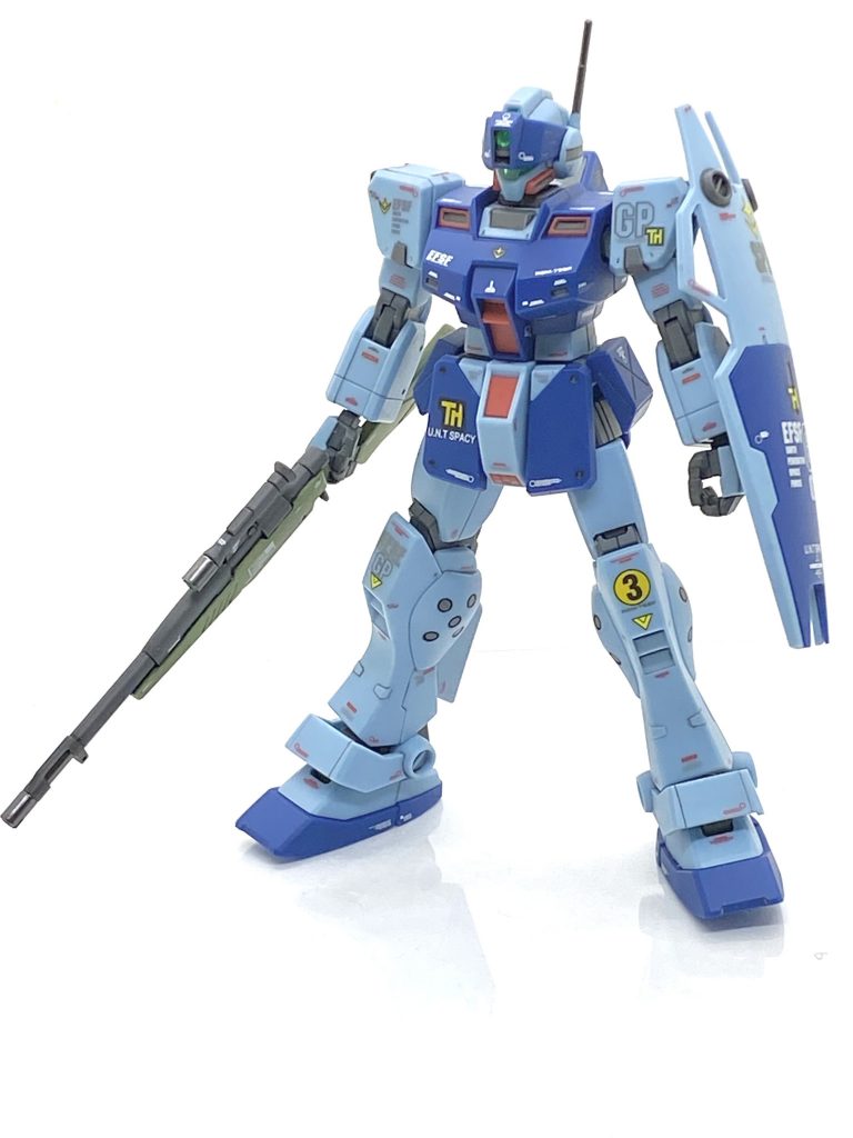 HGUC ジム・スナイパーIIを成形色仕上げ＋αで作ってみました。今月半ばにツイッター上でAVALANCHE様が主催の俺達のRGMというイベントがあり、自分は自称執行役員なので(笑)二体のジム系を作るのでその一体目がこのジム・スナイパーIIになります。ジム・スナイパーIIはポケットの中の戦争の旧キットではキット化されなかった物の一つでHGUCが立ち上がり、ポケットの中の戦争に出ました機体はドンドンリメイクされていきますが・・・ジム・スナイパーIIだけは見送りされていて自分は不思議に思っていました。10数年前の模型誌ではジム・スナイパーIIの作例は結構あるのですがキット化されてませんから当然スクラッチで大抵の記事にキット化切望みたいな書いてあった記憶があり、自分も同感でした。HGUCが100番台半ばになるとジム系のが多数出たので「もしかしたら？」と思いましたが当時はガンダムUCのがメインの展開で「やはり駄目か・・・」と思いましたら、まさかのキット化に発売日当日にすぐに買いに行きました(笑)。