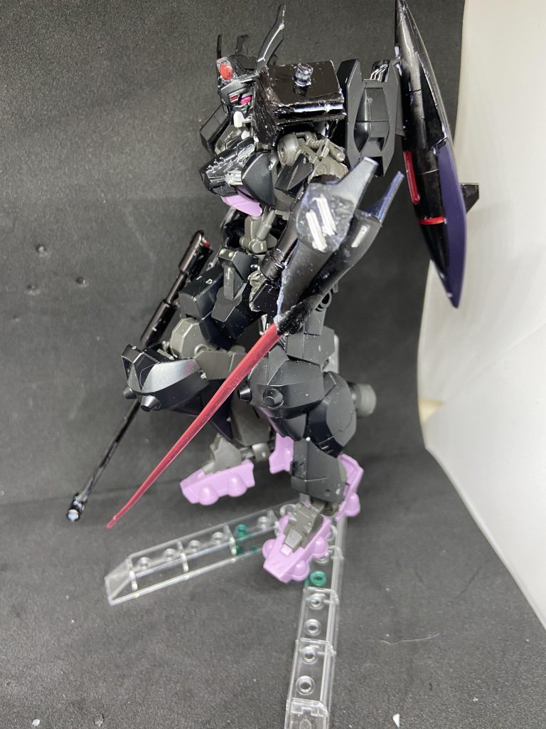 マントの裏にはガントレットをつけた腕が隠されておりこのガントレットからビームサーベルを発生させることである程度の近接戦闘も可能となっている。