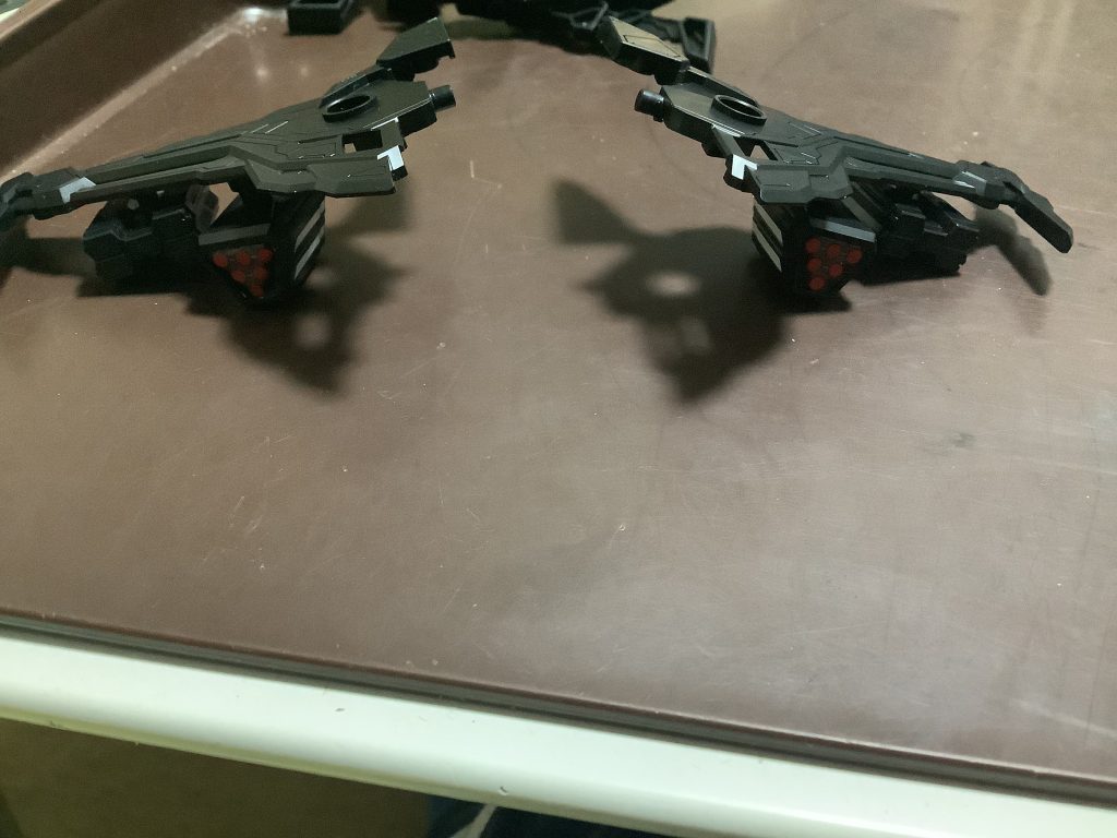 まず羽の部分から。このキット結構な量のシールがあるんですが、そのシールの三分のニくらいは全部コマンドパッケージに使うんです。「かっこいいんだからシールを貼るのくらい頑張れ」っていうバンダイからのメッセージなのかもね(笑)