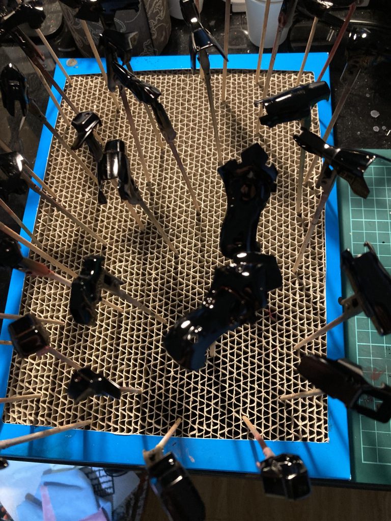 サフなしで下地はツヤあり黒です。