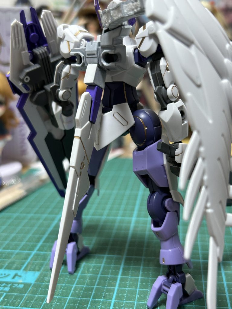 背面。SDウイングゼロのバックパックを整形して、ルプスレクスのレクステイルを基部加工して接着しました。