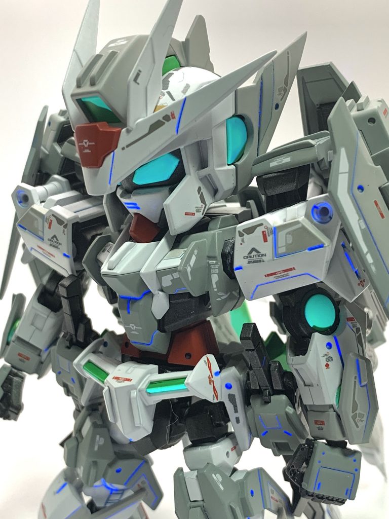 蛍光ブルーで墨入れ &部分塗装したのでUVライトをあてると青いトランザム状態みたいな表現をしました。