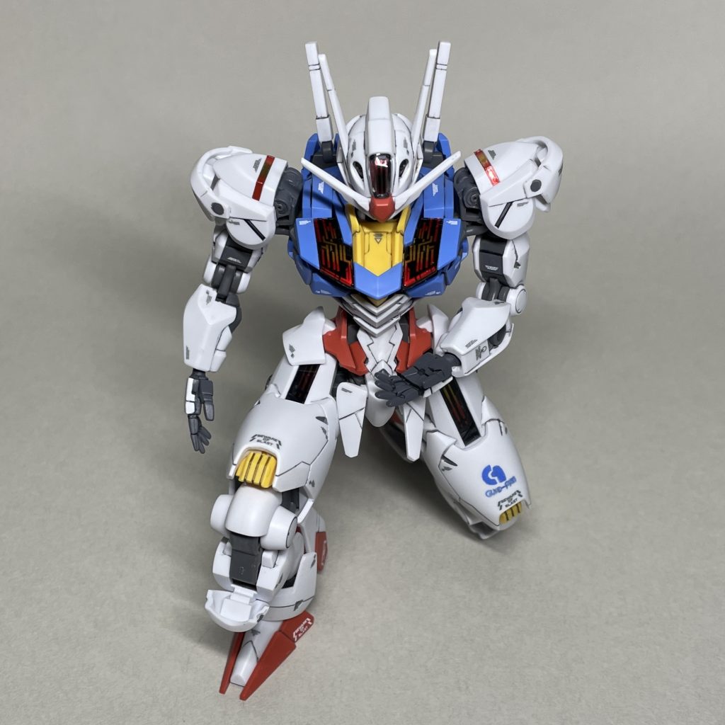 たてひざ 正面 インモールド成形パーツの存在感がすごいです!  精密で鮮やかな模様がプリントされているので、自然とその部分に目がいき、他の部分のアラが気になりません。