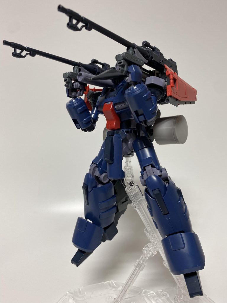 頭部、背中タンク装備。そして遂にキャノンのグリップを腕で握る!!かなりアレンジしてますが、幻の企画フォーザバレルのメカ、ガンボーイオービルが元ネタです。