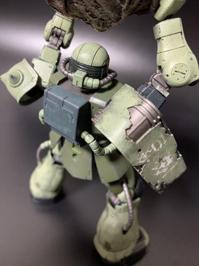 アップで見るとなんとかわかる、シールドあたりの緑を何色も重ねた塗りムラとかお気に入りです。