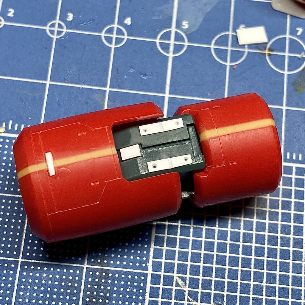 (221211:制作工程を追記)腕の工作。元々入っていた太いモールドはパテで埋めて、オリジン版を参考にディテールを追加。