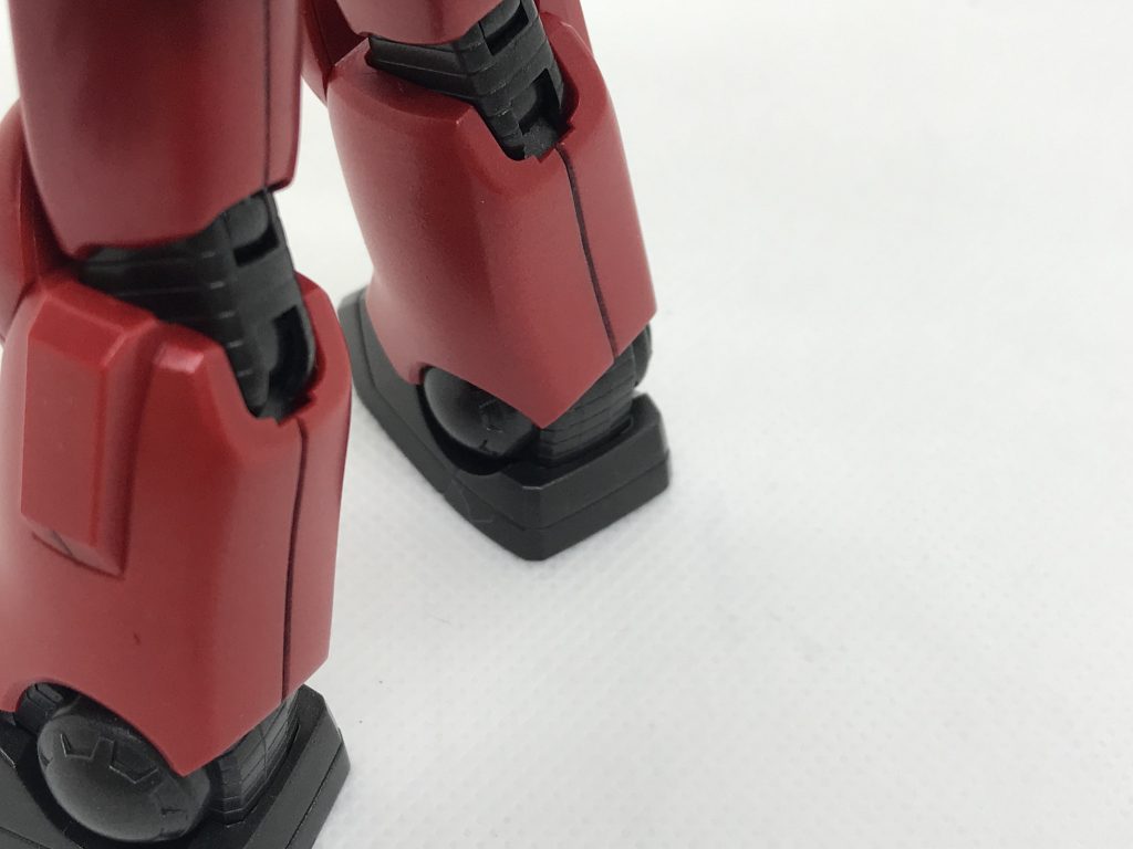 今回は基本的な工作に重点を置いて自らの基礎技術のブランクを埋めようと考えました。「派手なことはせず基本に忠実に」が今回のテーマですね。まず脹脛の合わせ目のモールド化。このキットの定番改修ですね。脚部でここだけモールドがないので、ここの合わせ目を消してしまうと逆に不自然な感じになってしまいます。