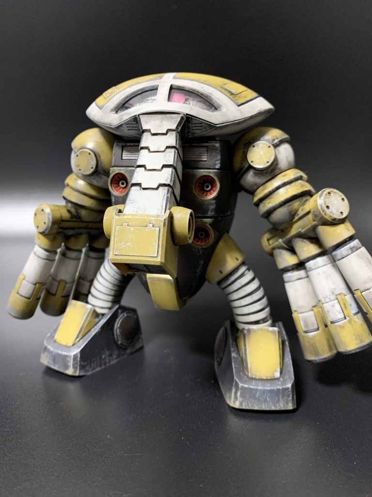 仮組みでしまってたジュアッグです。ほぼ成形色で色分けされてるし、汚しが似合いそうな機体なのでこれにしました。成形色のままリアルタッチマーカーを塗りたくり、けっこう荒く拭き取りました。ドライブラシに３色くらい使って豪快にバサバサしました。