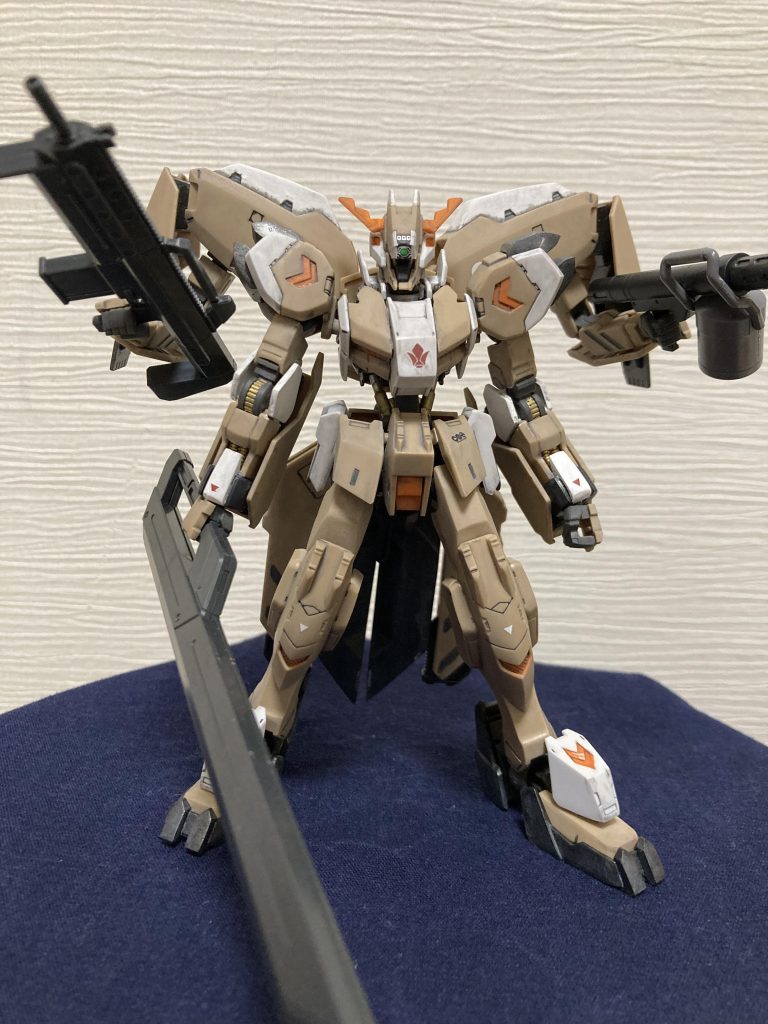 武器セット売ってないので他のキットから拝借。隠し腕もあるので武器持たせたくなりますね。ハルバード欲しい…再販待ってます、バンダイさん笑