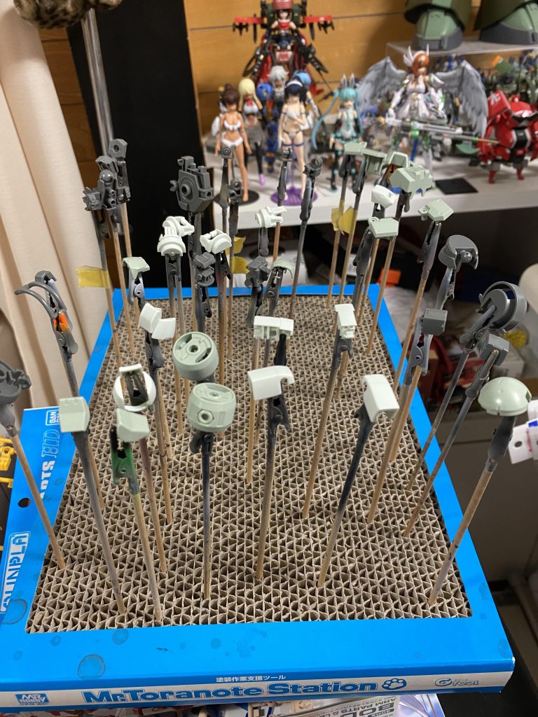 パーツ切り離してゲート処理、塗装準備の櫛打ち。