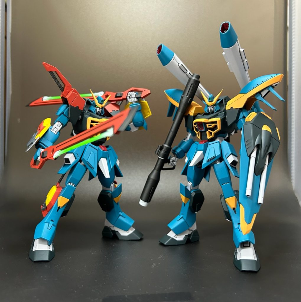 同規格のソードカラミティ初号機と一緒に。実際に作ってみると初号機のチグハグな塗装も結構様になって見えますね。