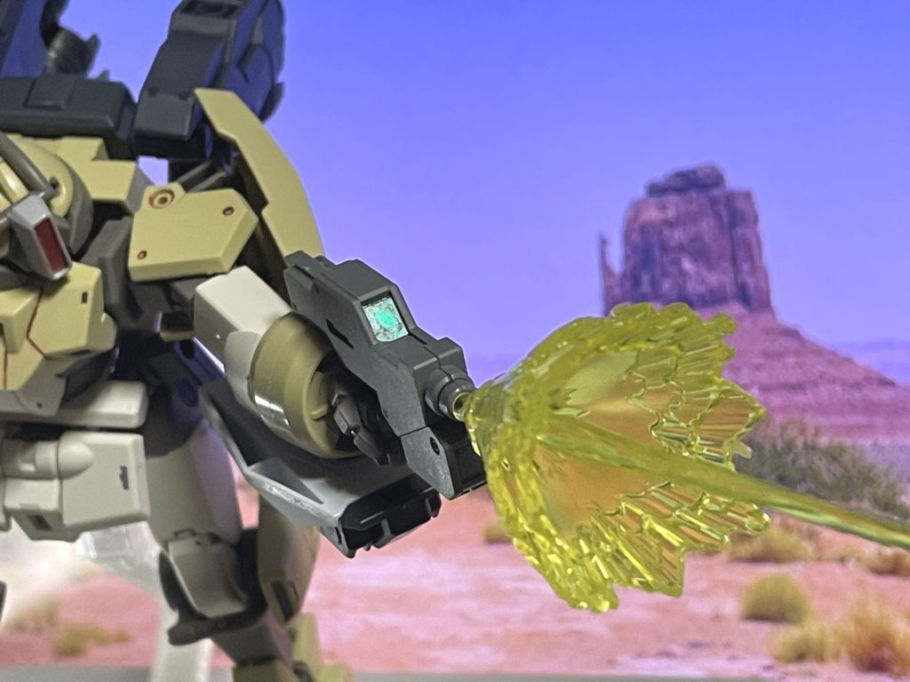 ビームガンデミトレーナー標準の携行武器。左腰に懸架している。本機の武器としてはサブとしても物足りないが左手でも使える利点がある。