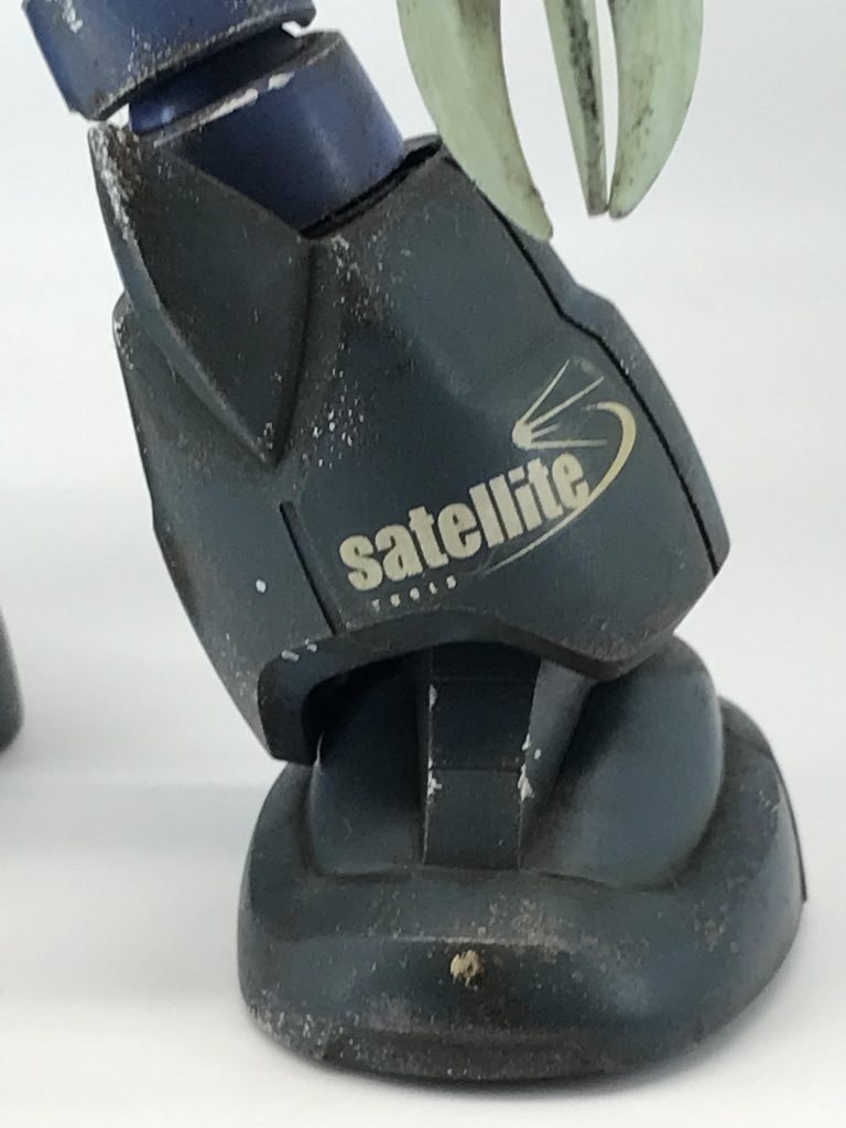 この作品の一番の見どころはこのsatelliteの文字デカール…サテライト?なにそれ?なんか市販されているサテライトデカールという水転写式デカールの余白に付いている製造メーカーのロゴですwww(右脚にはガンキャノンで余った108のマーキングシールがはられてるのは内緒)