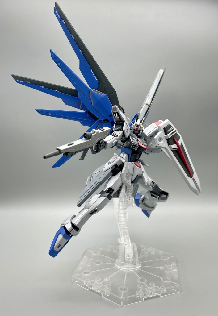 この翼を動かす時の絶妙な設計のおかげでただ展開するんじゃなく、スライドしながら肩の動きの妨げを防いでる変態機構に悶絶しました😖こればかりは実際に組んでみない事には分からない感動だと思います✨