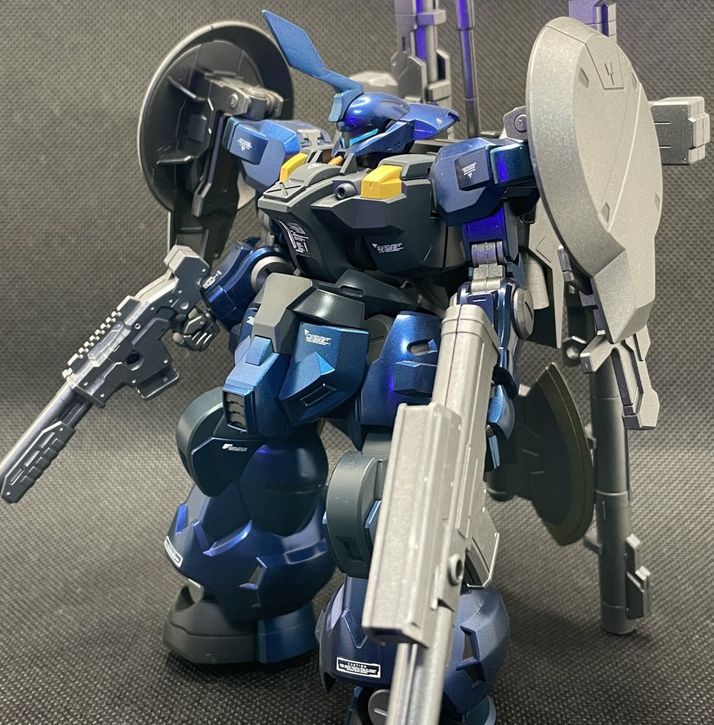 唯一本体を加工したのが頭部のアンテナですね。取り付け方を変え、プラ板で形状変更してます。全身をGXメタルダークブルーを下地にディープクリアブルー、つや消しを施してマットキャンディ塗装で仕上げてます。武装、関節サーフェィサーガンメタ、本体ボディはミッドナイトブルー。デカールはグットマークデカールを使用。