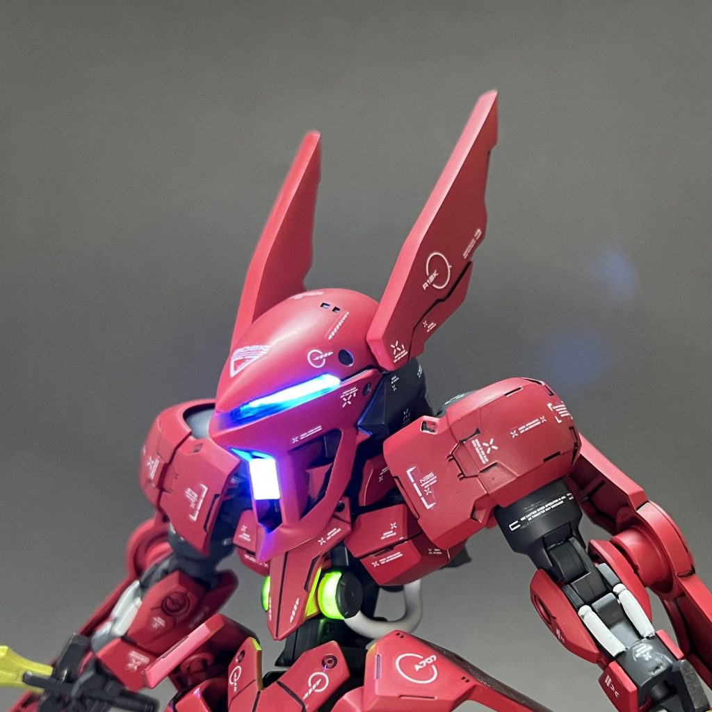 顔のアップです、蛍光塗料を使って発光させています。 以下製作内容です。