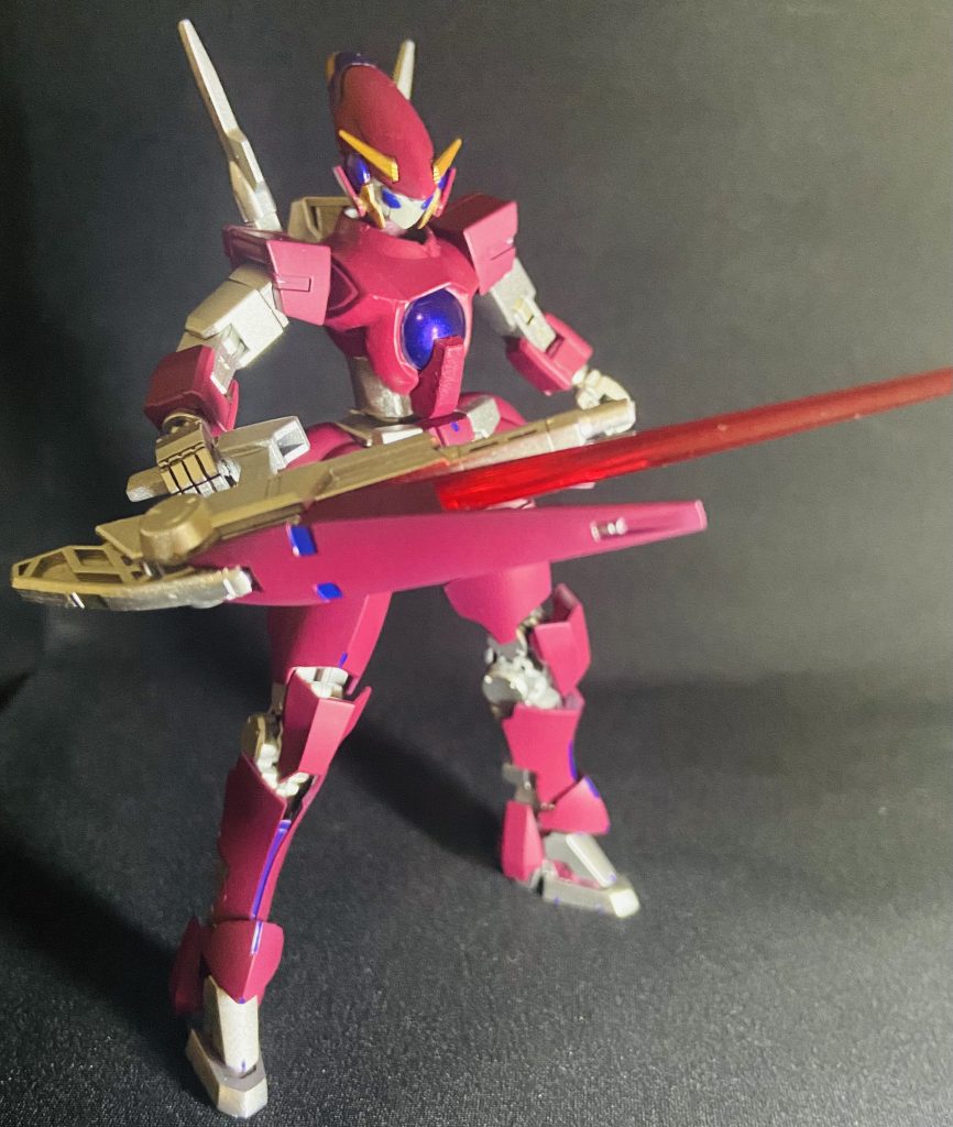 ガンダムドライの軽装形態、スローネドライの碗部の固定兵装をビームライフルにし、エネルギー供給部分がサーベル射出口になっている。トリニティライフルがメイン武装パイロット設定　婚活、ギャンブル、酒、GBNが趣味のネーナトリニティそっくりの童顔女性ダイバー(33)婚活がうまくいかないストレスを既婚者やカップルを狙うソロの通り魔活動で発散している。