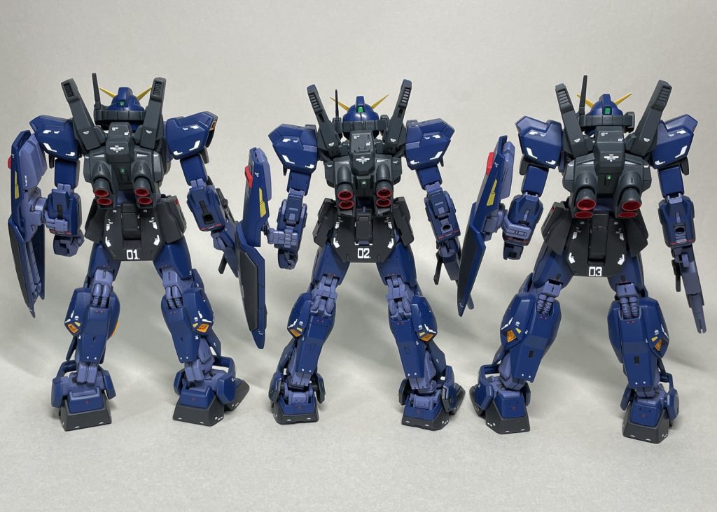 エコプラ(旧HGUC)、リバイブHGUCと並べて まうしろ リバイブHGUCは足首が小さい印象を受けますが、スネの部分のデザインはこの中ではいちばん好みです。