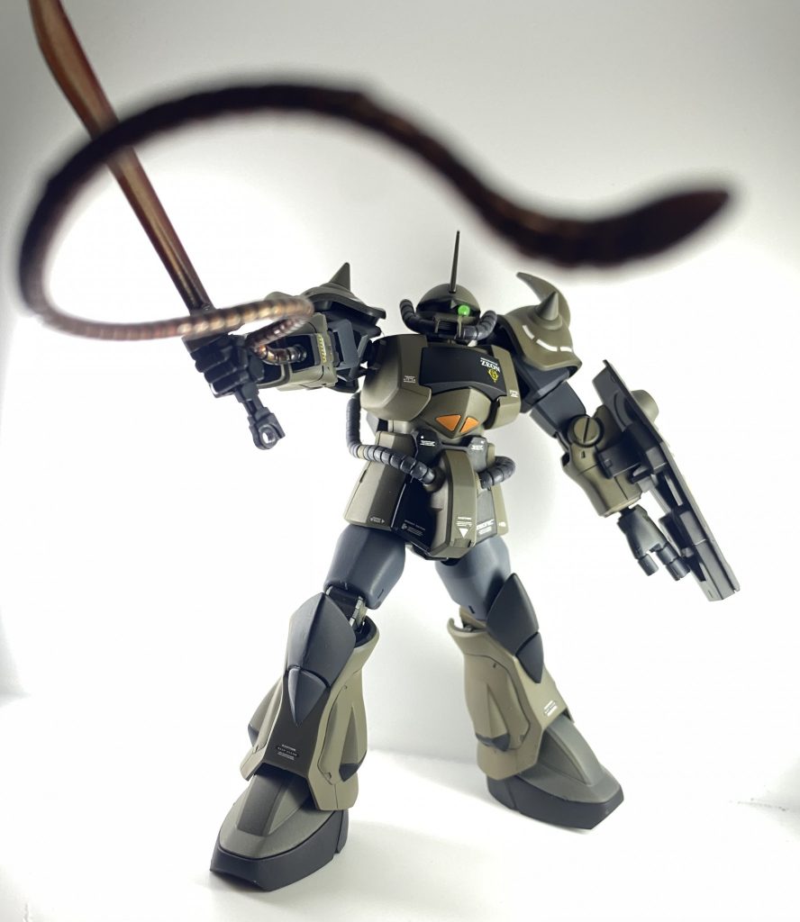 近距離で不意打ちで出されるヒートロッドの恐怖感……1ミリでも表現出来たでしょうか。ヒートサーベル、ヒートロッドは、シルバー下地で、クリアレッドの上からクリアオレンジを吹いたキャンディ塗装にしました。